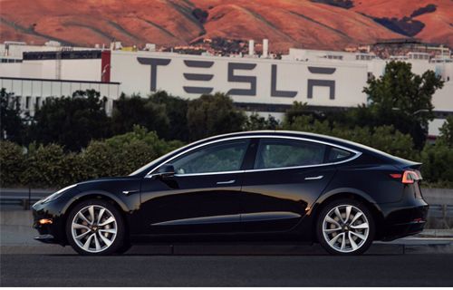 İşte ilk üretim Tesla Model 3!