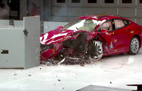İşte Tesla Model S’in çarpışma testi! (Video)