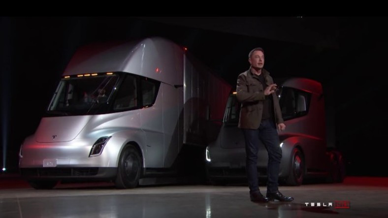 Yollarda Yağ Gibi Kayan Tesla Semi Truck Videosu