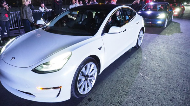 Tesla Model 3’lerde Gelişmiş Bir Sesli Komut Sistemi Olacak!