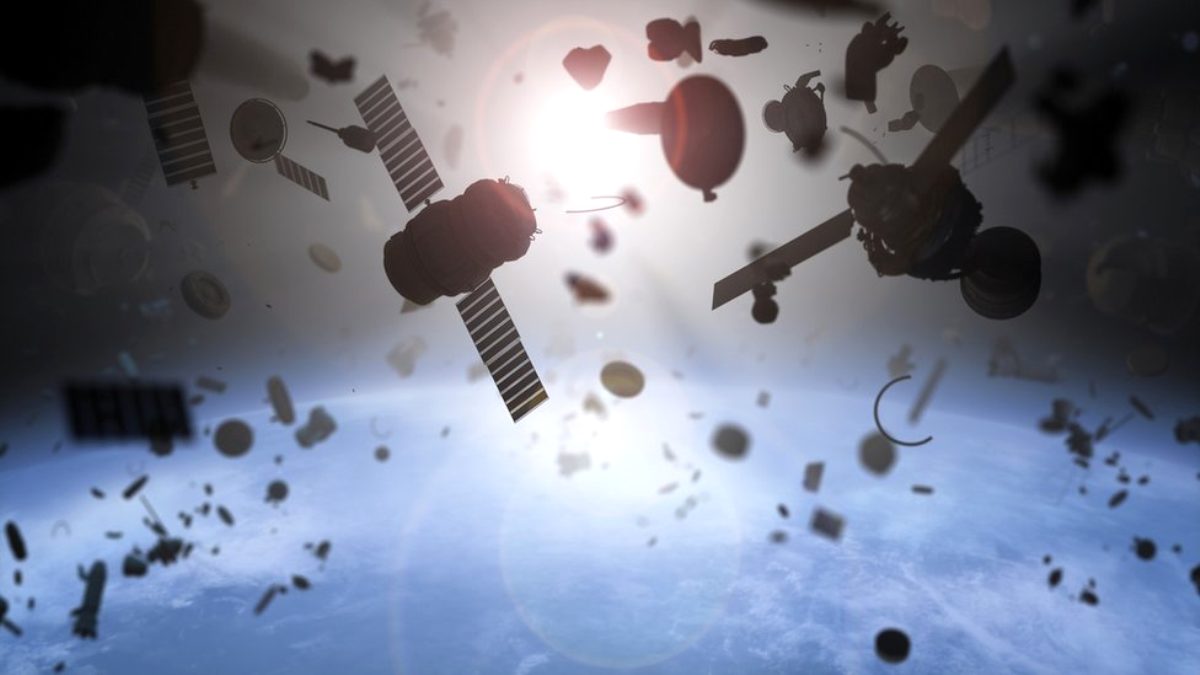Dünya’nın yörüngesindeki iki uzay çöpü çarpışmaktan son anda kurtuldu